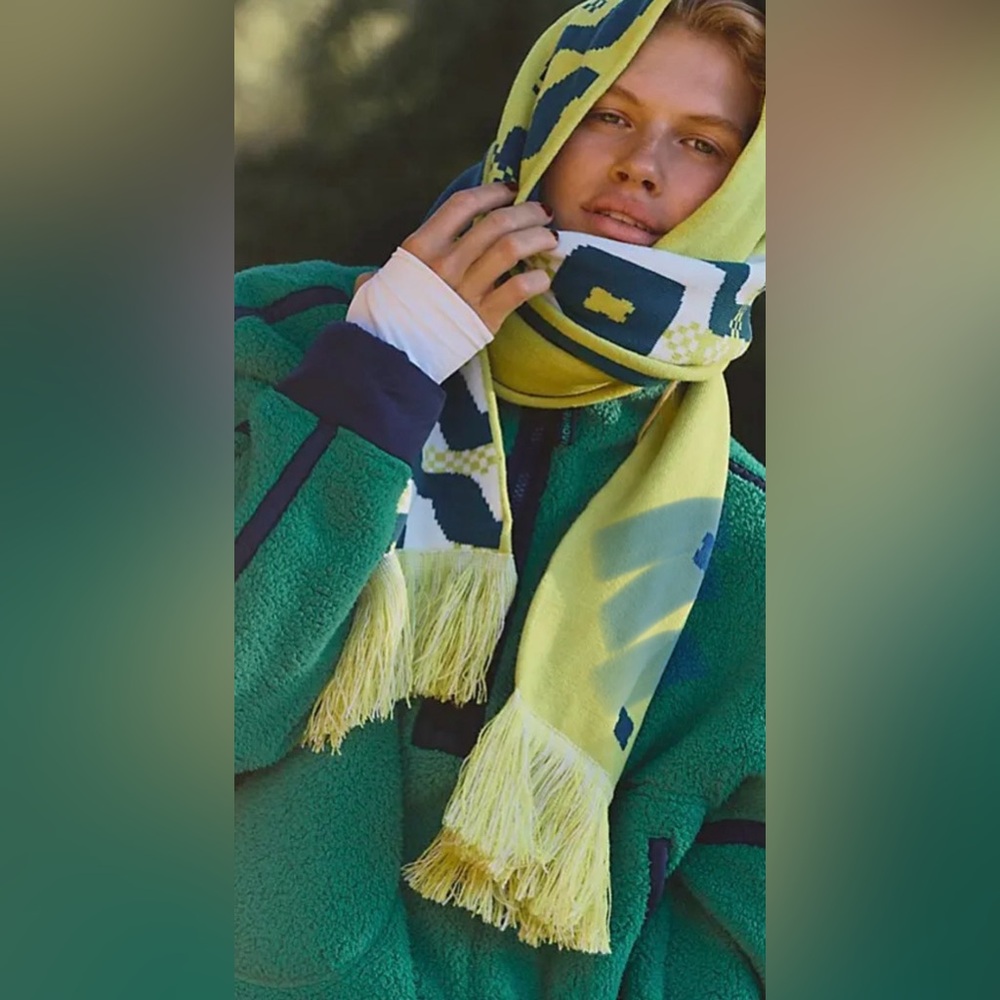NWT Free People Movement Big League Reversible Logo Scarf in Honeydew 🍈 NWT $48 - Picture 4 of 8